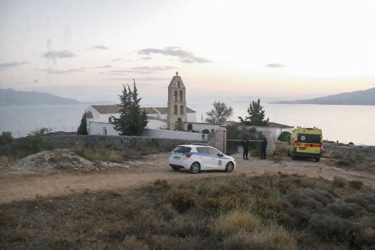Η Μονή Αγίου Νικολάου στη Μάκρα Νικόλα το πρωί του Σαββάτου, με περιπολικό, ασθενοφόρο και κορδέλα της ΕΛ.ΑΣ. στην αυλόπορτα